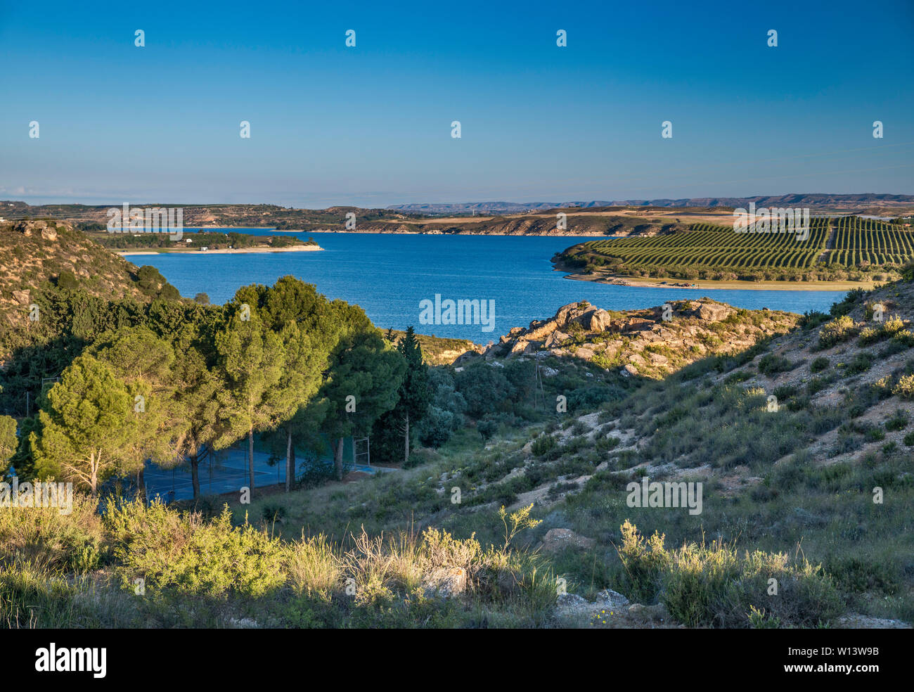 El embalse de Mequinenza (Mar de Aragón) Depósito en río Ebro cerca de la ciudad del Ebro, provincia de Zaragoza, Aragón, España Foto de stock