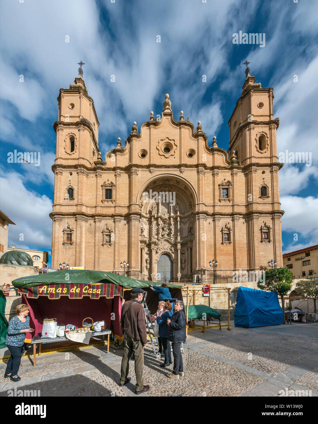 Feria de la calle, en la Iglesia de Santa María la Mayor, la Plaza de España de Alcañiz, provincia de Teruel, Aragón, España Foto de stock
