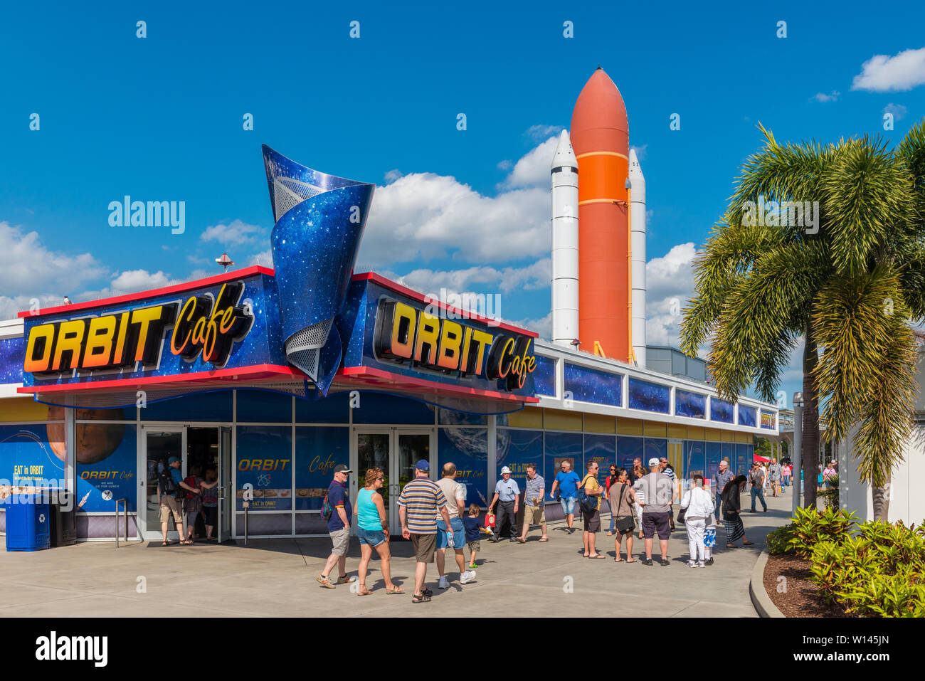 Órbita Cafe y el Transbordador Espacial Atlantis en el Complejo para Visitantes del Centro Espacial Kennedy en Cabo Cañaveral, Florida, EE.UU. Foto de stock