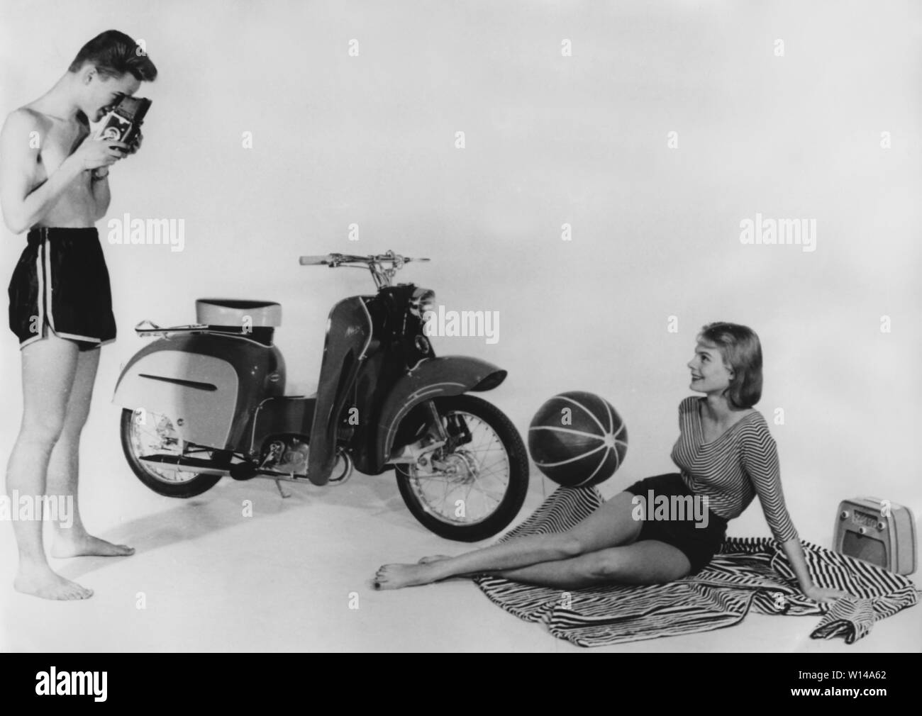 Los adolescentes de la década de 1950. Un adolescente y joven con una nueva marca Monark Monarsccot modelo M33. Un ciclomotor lanzado en 1957 con un diseño futurista con el aspecto de una vespa. Había dos engranajes y presupuestó 945 sek. Suecia 1957 Foto de stock