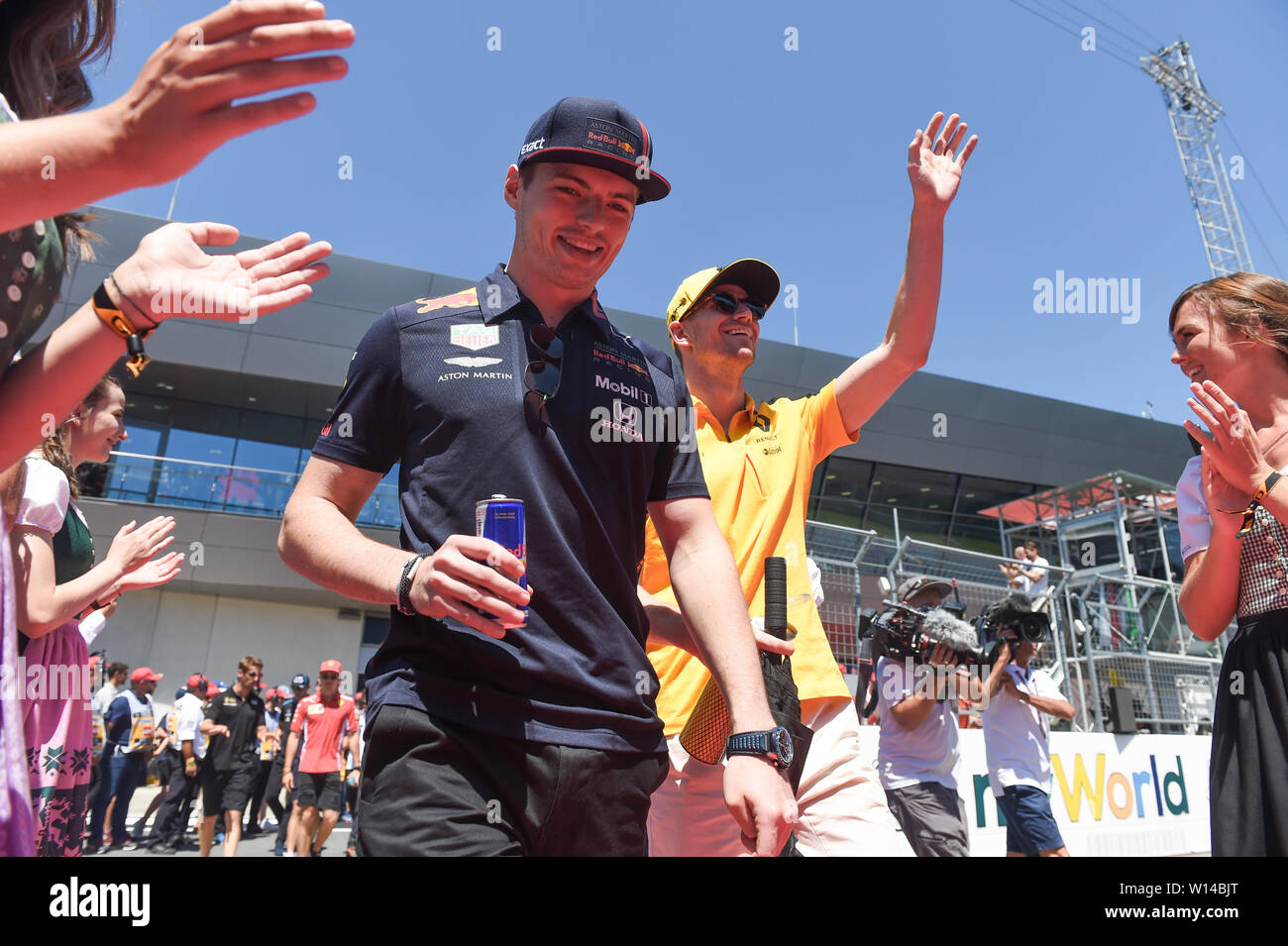 Spielberg. El 30 de junio, 2019. Red Bull's Max Verstappen (L) y el Renault  de Daniel Ricciardo asistir al desfile de pista antes de la carrera de  Fórmula 1 de 2019 Gran