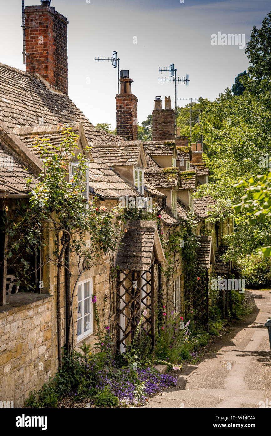 Casas adosadas tradicionales en la histórica ciudad de Cotswold Winchcombe, Gloucestershire, Reino Unido Foto de stock