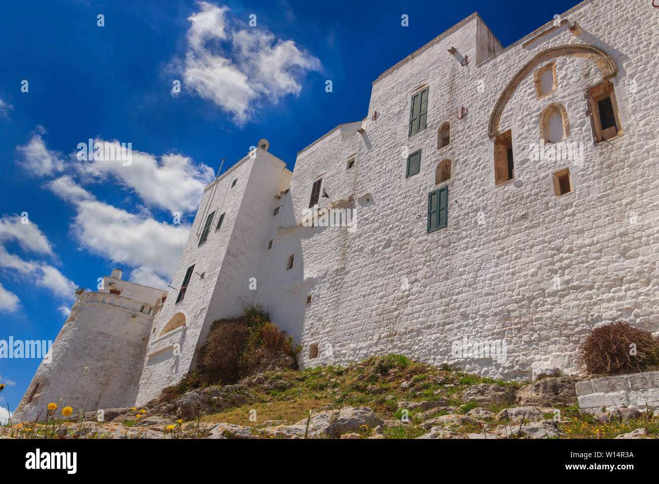 El casco antiguo de Ostuni, Puglia, Italia. Se conoce comúnmente como "la Ciudad Blanca" por sus paredes blancas y su arquitectura típicamente pintada de blanco. Foto de stock