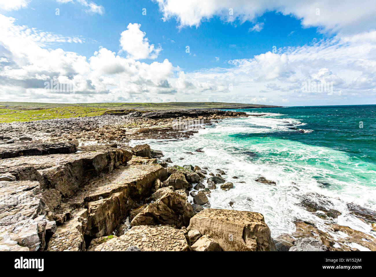 Espectacular paisaje del mar y en la costa de piedra caliza en Bothar nA hAillite, Geopark sitios geológicos, Camino del atlántico salvaje, hermoso día de primavera Foto de stock