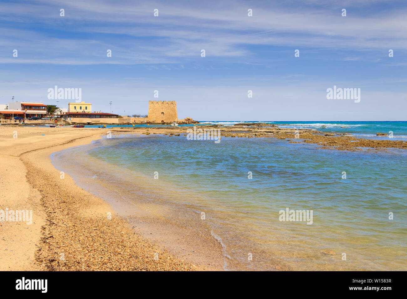 Playa Torre Santa Sabina (Brindisi).- ITALIA (Apulia).la torre de Santa Sabina tiene forma de estrella con cuatro esquinas orientadas a los puntos cardinales, Foto de stock