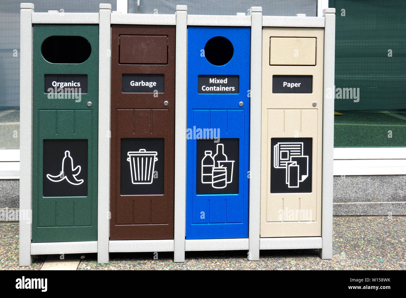 Recipiente de reciclaje con bandejas independientes para materiales orgánicos, basura, envases y papel mixto. Vancouver, B. C. Foto de stock