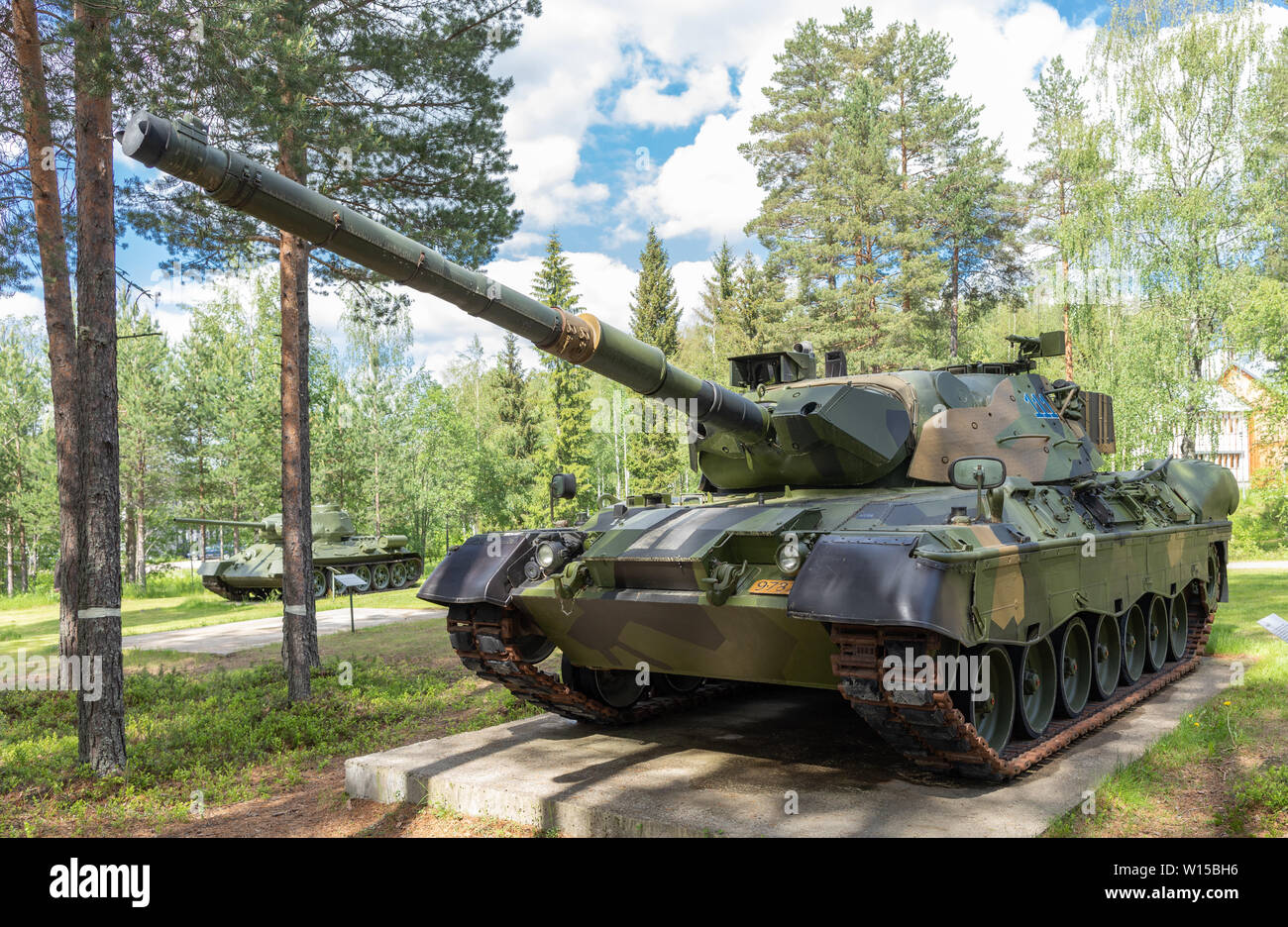 Carro de combate principal Leopard 1A1 de fabricación alemana retirado del Ejército Noruego, exhibido en un parque de tanques en Rena Leir, Noruega. Foto de stock