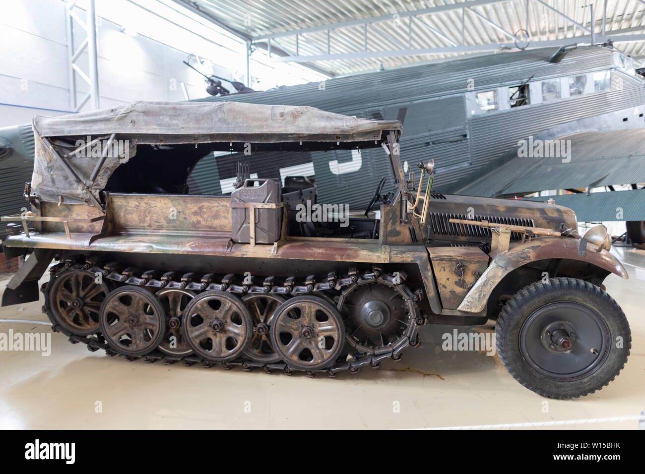 A mitad de vía vehículo militar utilizado por el alemán Wehrmacht Heer, Luftwaffe y Waffen-SS durante la Segunda Guerra Mundial el museo de Gardemoen. Foto de stock
