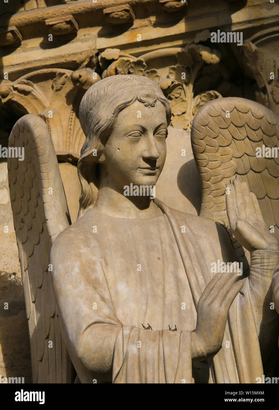 Estatua medieval de un ángel en la Catedral de Notre Dame, París, Francia. Foto de stock