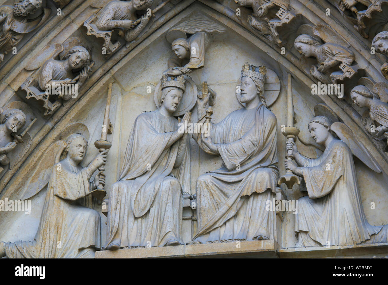 Esculturas medievales de la Coronación de la Virgen María por Cristo en la Catedral de Notre Dame, París, Francia. Foto de stock