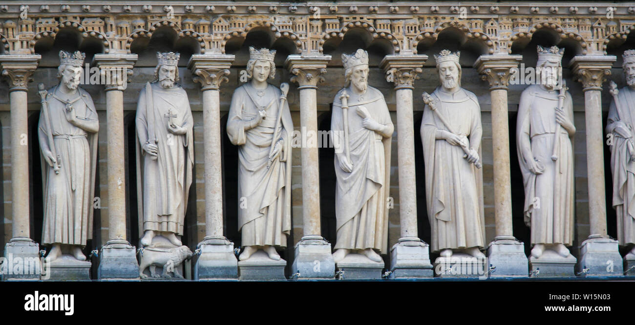 Estatuas medievales de la Galerie des Rois en la Catedral de Notre Dame, París, Francia. Foto de stock