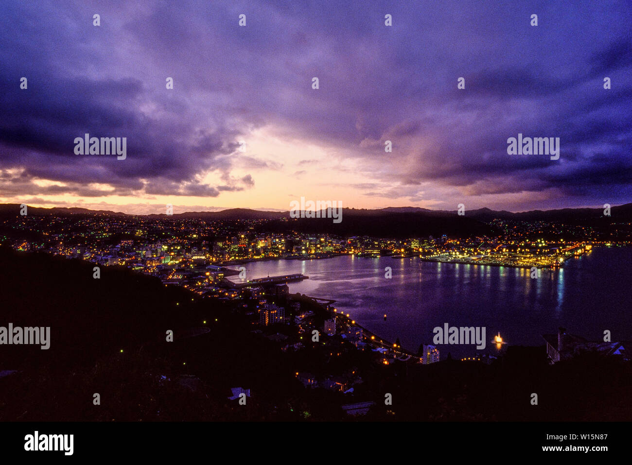 Isla del Norte, Nueva Zelanda, Wellington. El puerto y el distrito central de negocios al atardecer. Foto tomada de noviembre de 1989. Foto: © Simon Grosset. Archive Foto de stock