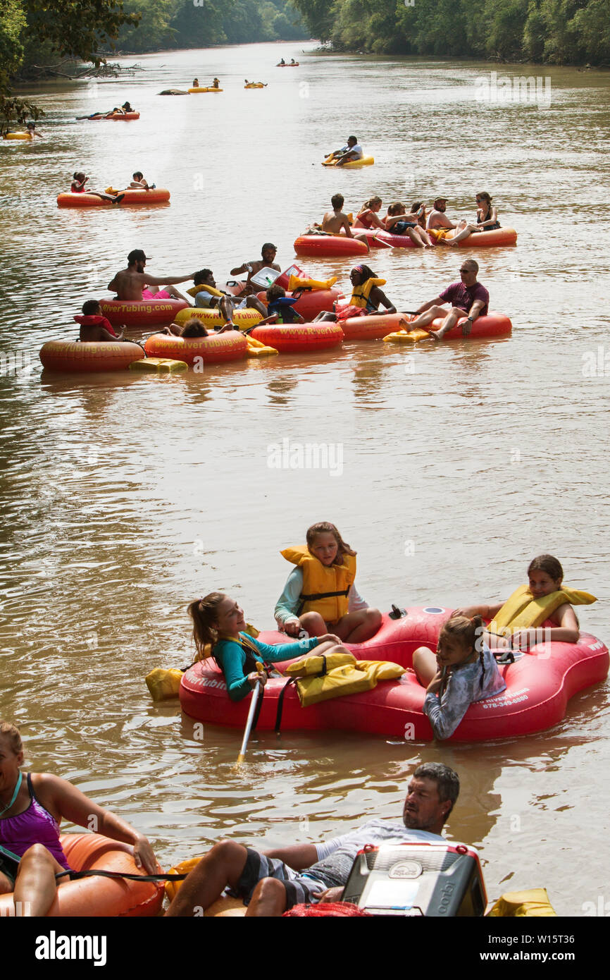 Grupos de personas flotar por el Río Chattahoochee en balsas y innertubes al Independientemente de Flota su barco evento el 14 de julio de 2018, en Duluth, GA. Foto de stock