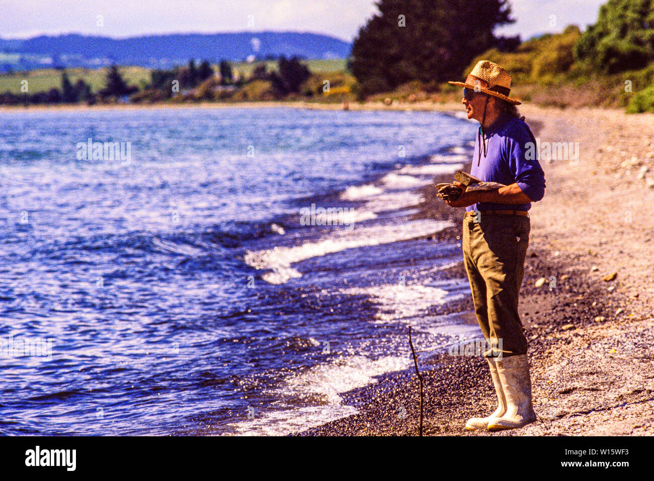 Nueva Zelanda, el norte de la isla. Hombres pescando en el Lago Taupo, una nota de pesca de truchas con las existencias de la introducción de la trucha arco iris y marrón. Foto tomada el 19 de noviembre Foto de stock
