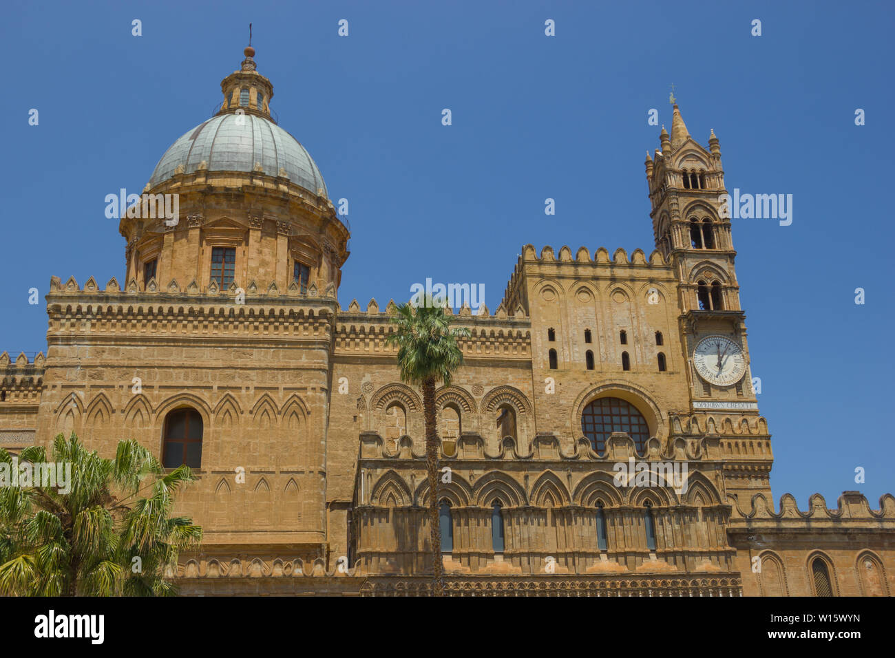 Histórica catedral de Palermo, Sicilia, vista en detalle de la cúpula y el reverso con la campana de la torre con reloj Foto de stock
