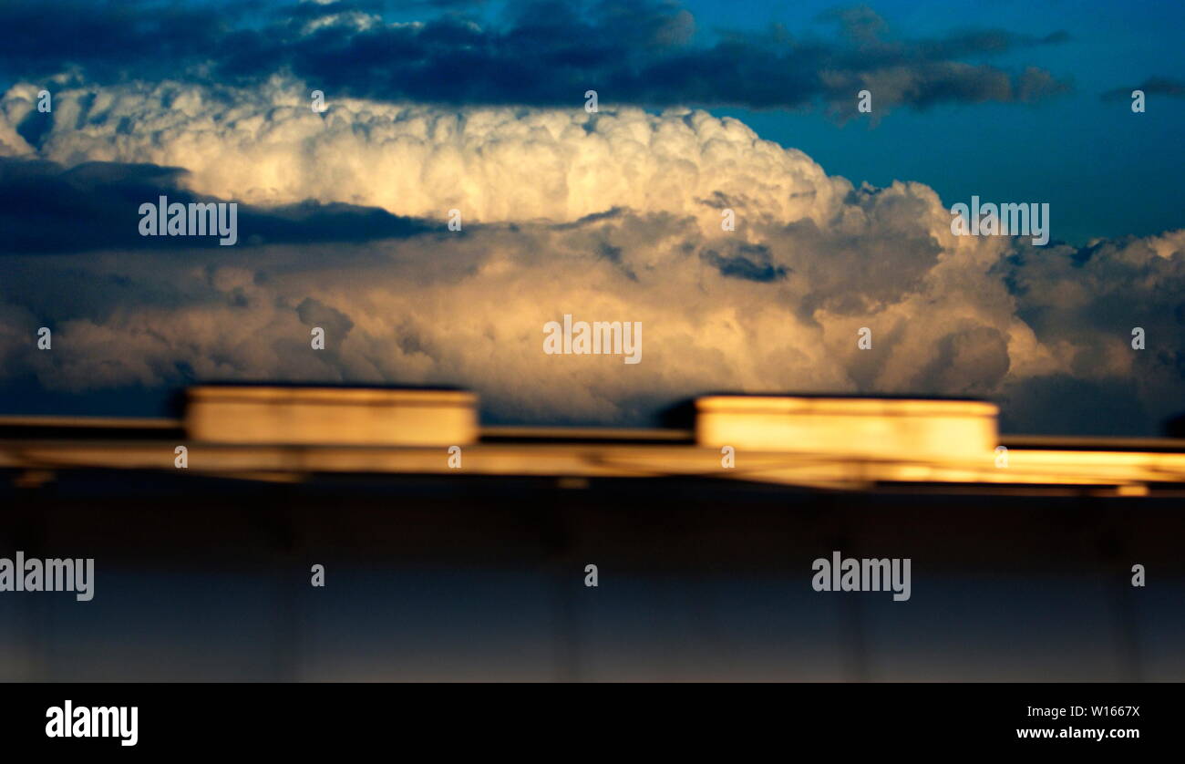 AJAXNETPHOTO. OCTOBR 21st, 2005. Picardía, Francia. - Nubes -Cumulus truenos nubes que cruzan los cielos de la picardía y el antiguo campo de batalla de Somme WWI, Francia Foto:Jonathan EASTLAND/AJAX REF:D1X52110 580 Foto de stock