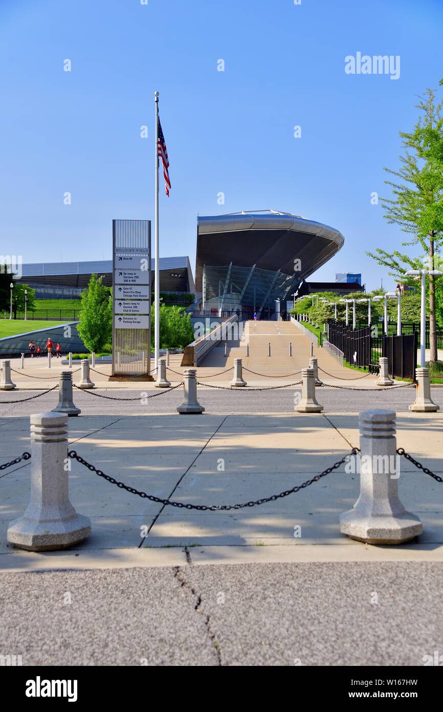 Chicago, Illinois, Estados Unidos. La entrada en el extremo norte del Soldier Field, hogar de los Chicago Bears de la NFL. Foto de stock