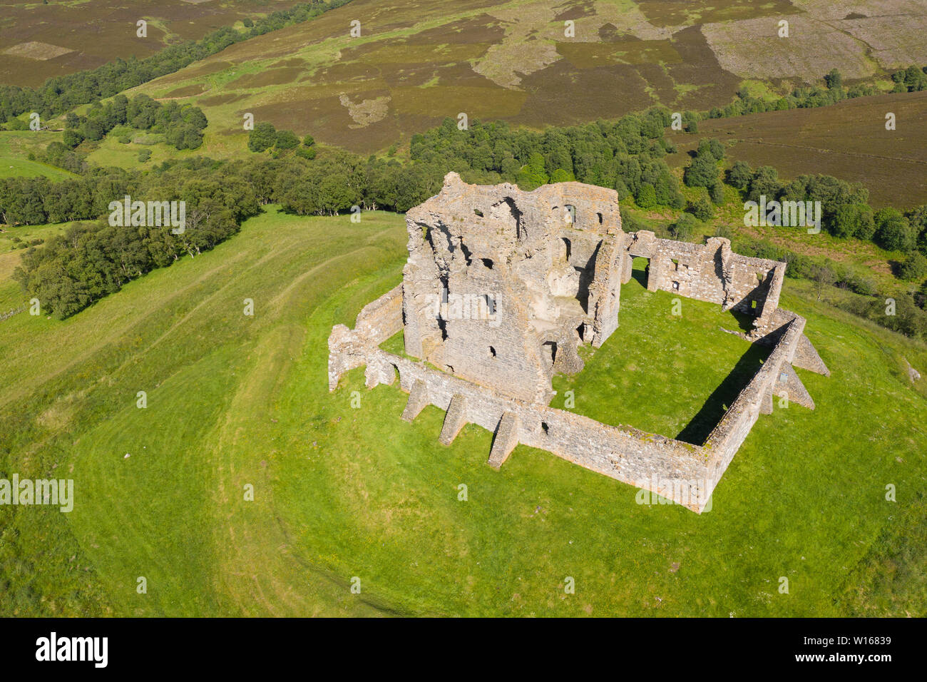 Vista aérea del castillo cerca de Auchindoun Dufftown en Banffshire, Escocia. Foto de stock