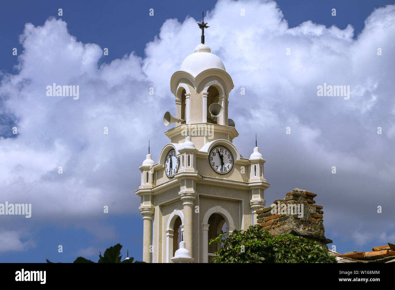 Torre del reloj de la campana de la iglesia ortodoxa griega, en Mesotopos  village, Lesvos Island, Grecia. La mayoría de las iglesias ortodoxa griega  se utiliza para que una torre de reloj