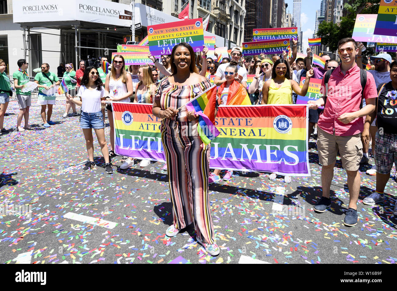 Nueva York, NY, EUA. El 30 de junio, 2019. Nueva York Fiscal General Stte LETITA JAMES (D) en la Marcha del Orgullo Gay en la Ciudad de Nueva York en la Quinta Avenida de Nueva York el 30 de junio de 2019. Crédito: Michael Brochstein/Zuma alambre/Alamy Live News Foto de stock