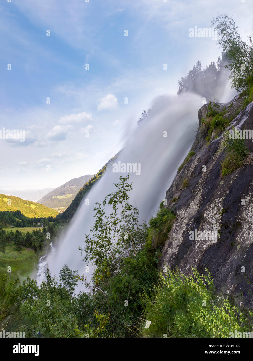 Panorama de Parcines cascada en el norte de Italia / Alto Adige Foto de stock
