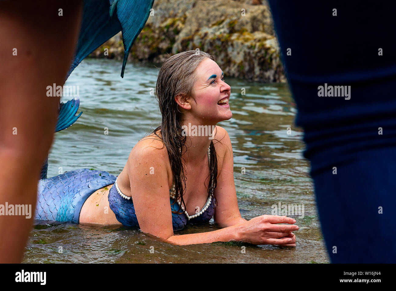 Editorial: Mevagissey, Cornualles, en el Reino Unido. 23/06/2019 Professional mermaid Laura Evans emociona a jóvenes y viejos como "lavados" en Mevagissey Harbour. Foto de stock