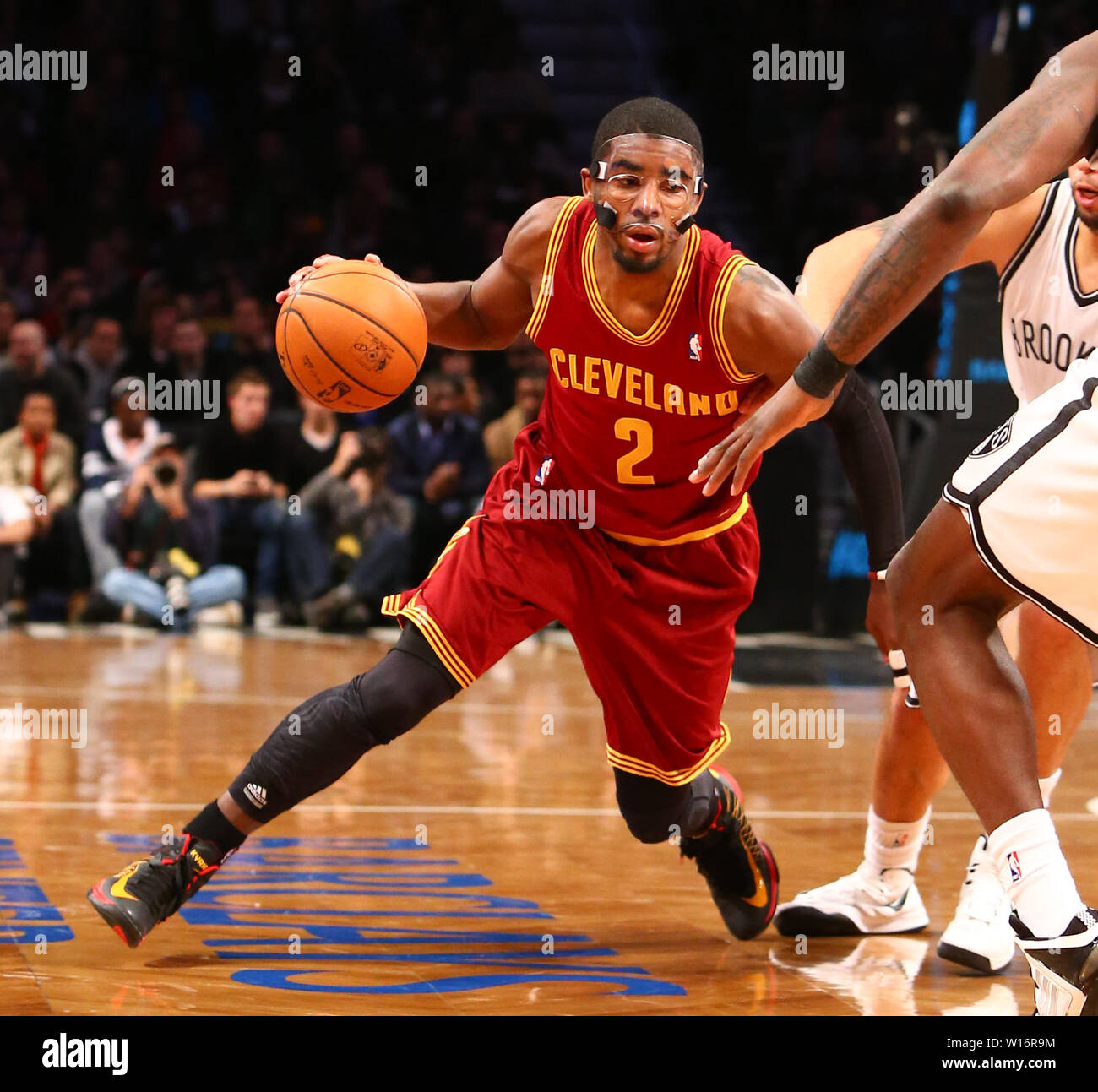 Brooklyn, Nueva York, Estados Unidos. 29 dic, 2012. Archivo - Kyrie Irving  signos con los Nets de Brooklyn. Foto: Diciembre 29, 2012; Brooklyn, Nueva  York: Cleveland Cavaliers point guard Kyrie Irving (2)