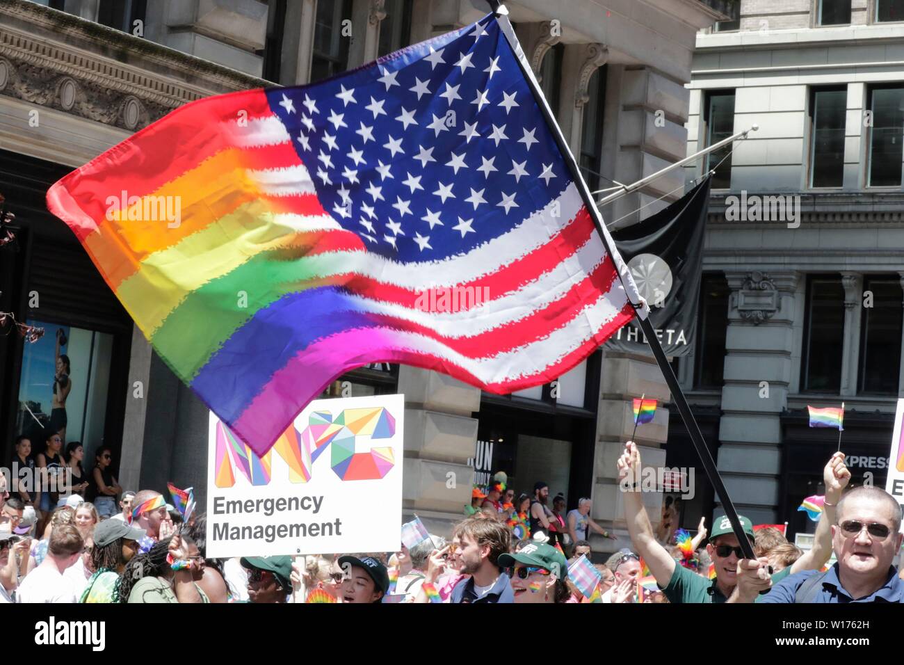 La Quinta Avenida de Nueva York, Estados Unidos, 30 de junio de 2019 - Miles de personas marcharon en el Mundo 2019 Desfile del Orgullo Gay en la Ciudad de Nueva York. Foto: Luiz Rampelotto/EuropaNewswire Crédito Foto obligatoria. | Uso de crédito en todo el mundo: dpa picture alliance/Alamy Live News Foto de stock