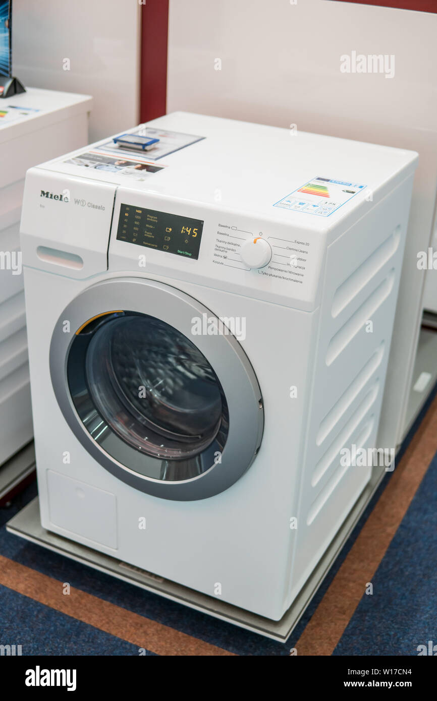Lodz, Polonia, en julio de 2018 dentro de Saturno tienda electrónica,  autónoma Miele lavadora secadora en exposición para la venta, Miele signo,  símbolo, logotipo, marca Fotografía de stock - Alamy