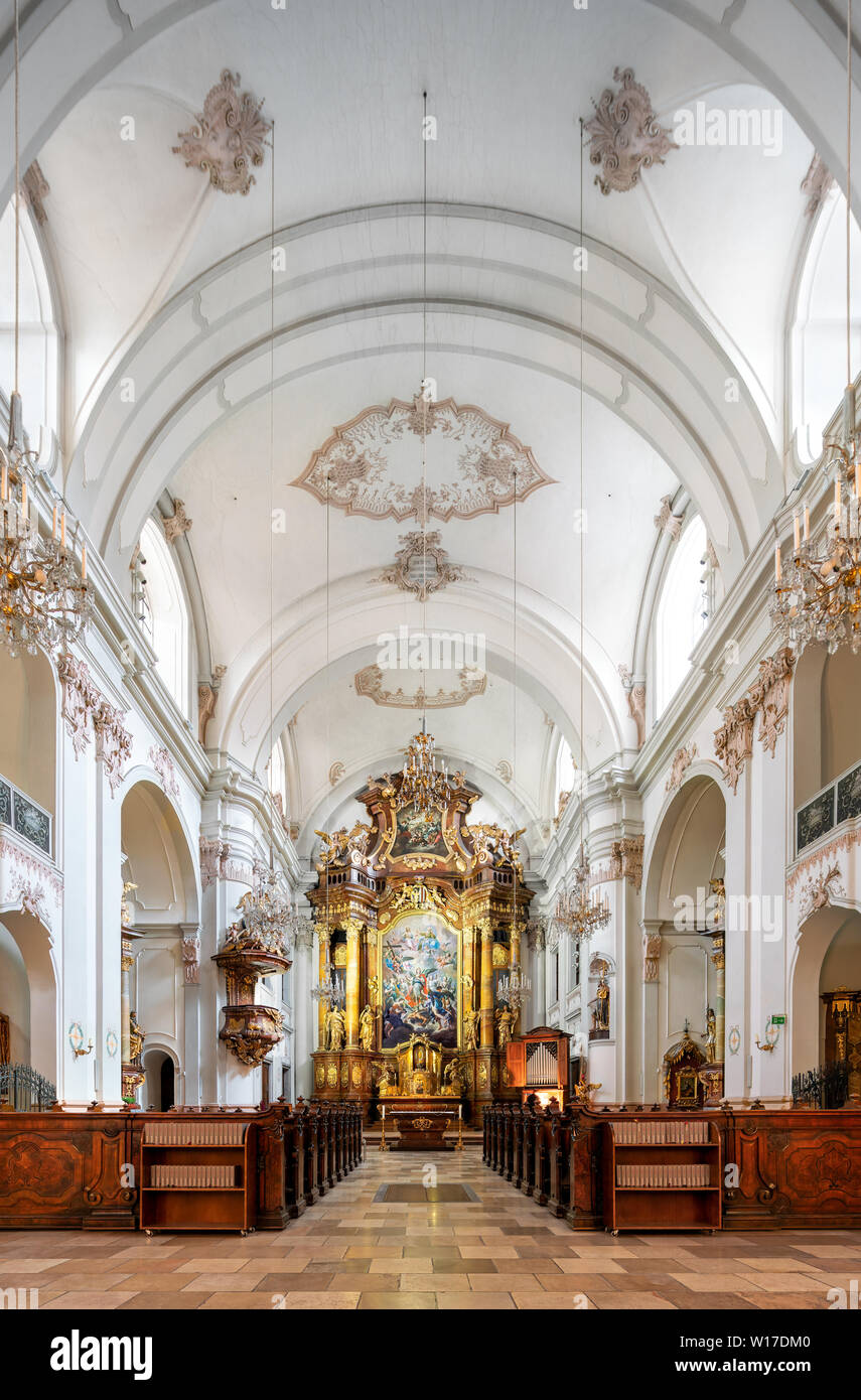 La Iglesia de las ursulinas, Ursulinenkirche, en Linz, Austria, dedicada al arcángel San Miguel. Con un retablo mayor mostrando el arcángel por Martino Altomonte Foto de stock