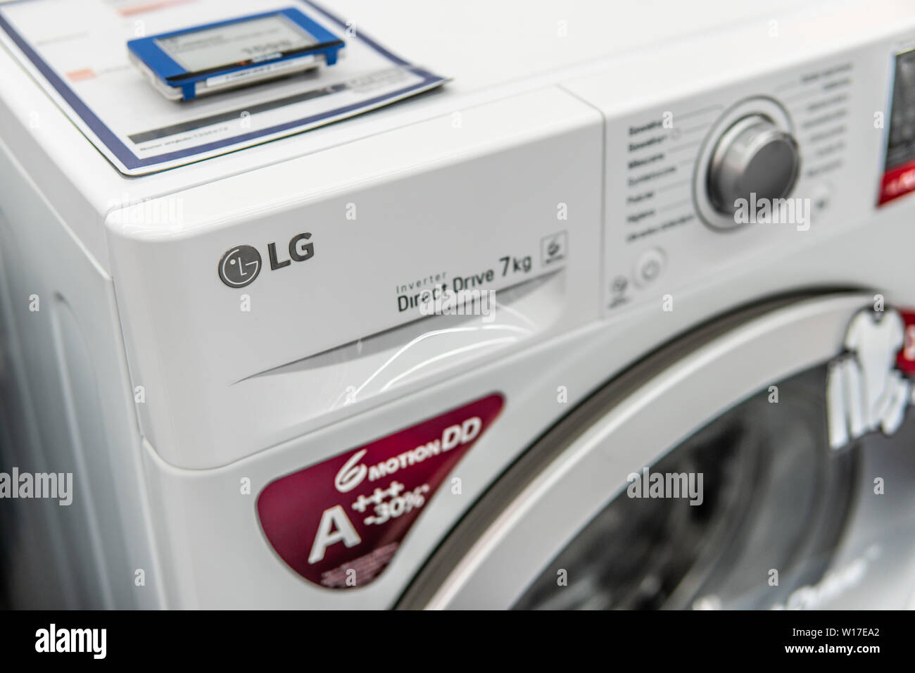Lodz, Polonia, en julio de 2018 dentro de Saturno tienda electrónica, autónoma LG lavadora en la pantalla para la venta, fabricado por LG, logotipo, signo, nombre de marca Fotografía stock -