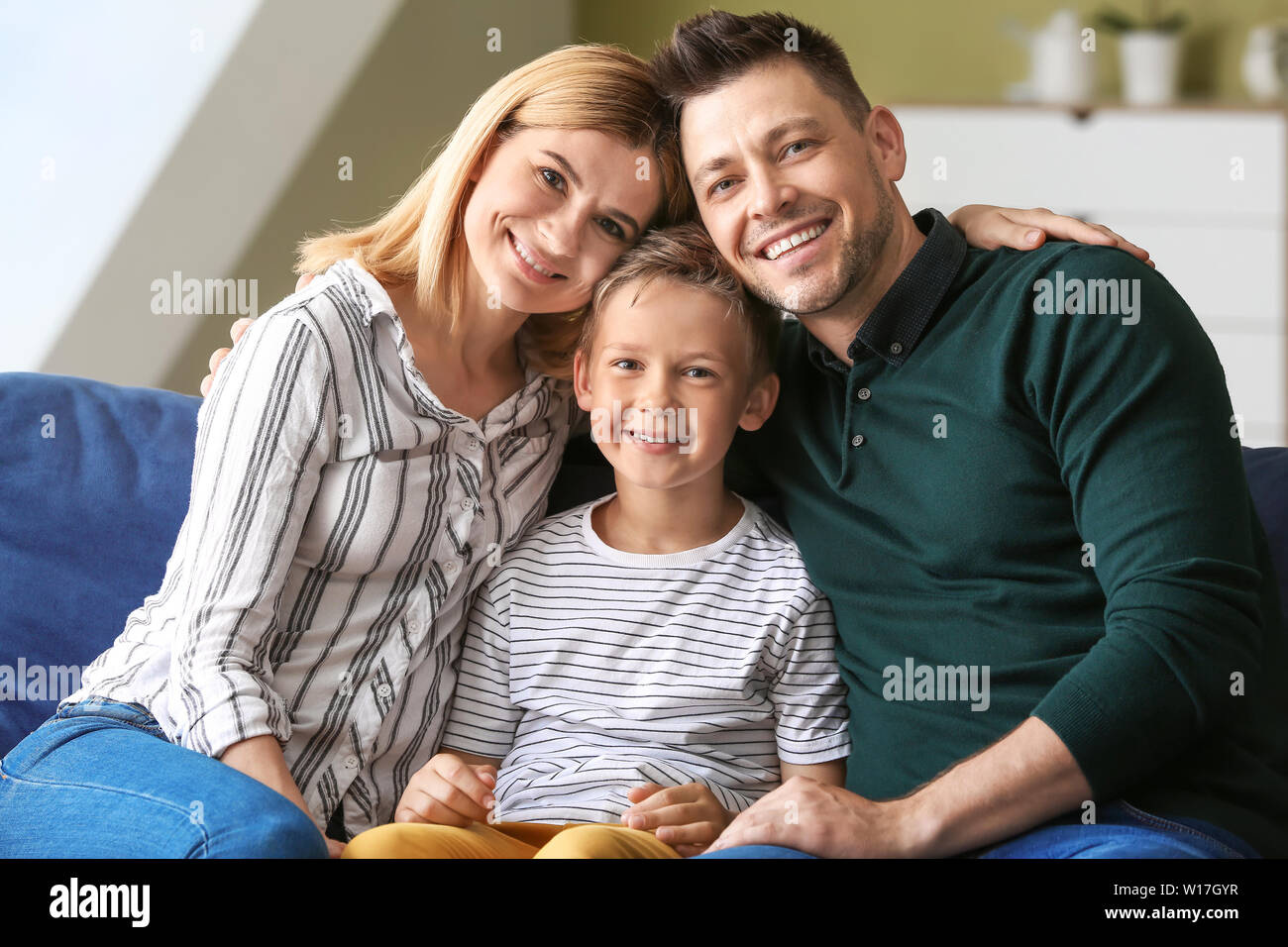 Pareja Feliz Con Poco Nino Adoptado En Casa Fotografia De Stock Alamy