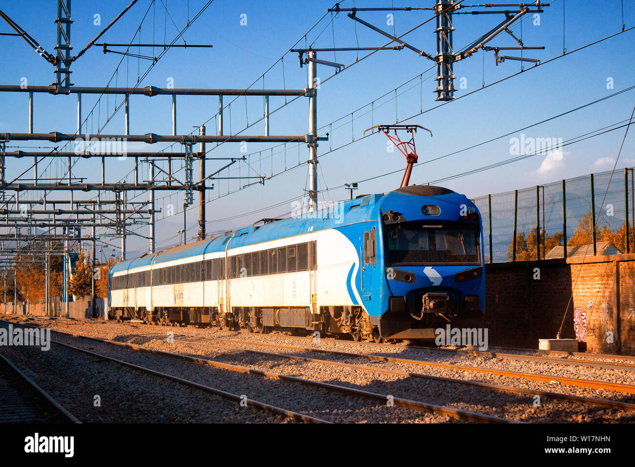 SANTIAGO, CHILE - marzo de 2016: Una distancia larga UTS-444 tren durante la puesta de sol Foto de stock