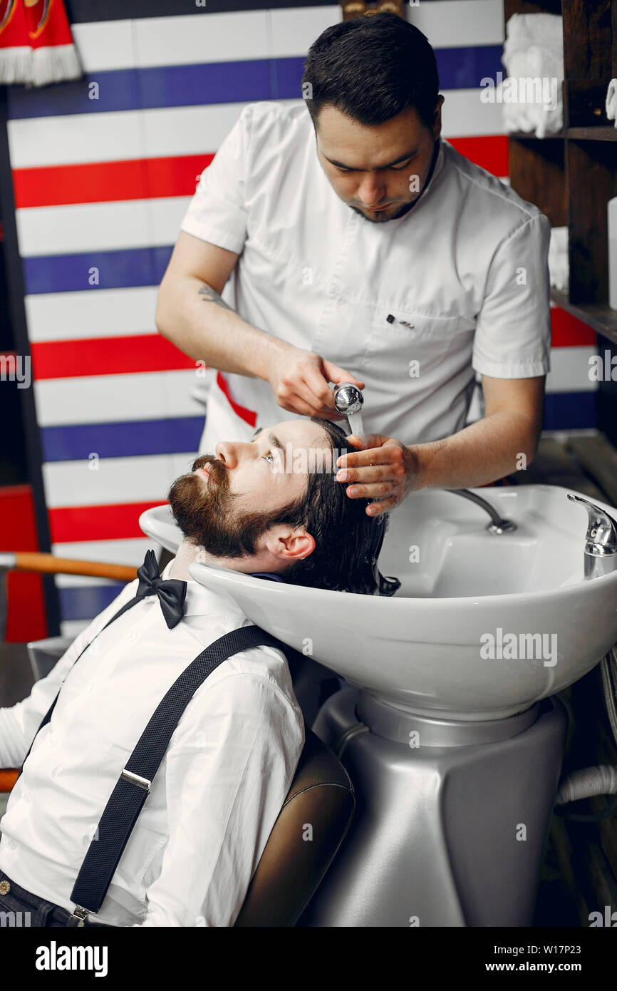 Hombre elegante sentado en una barbería