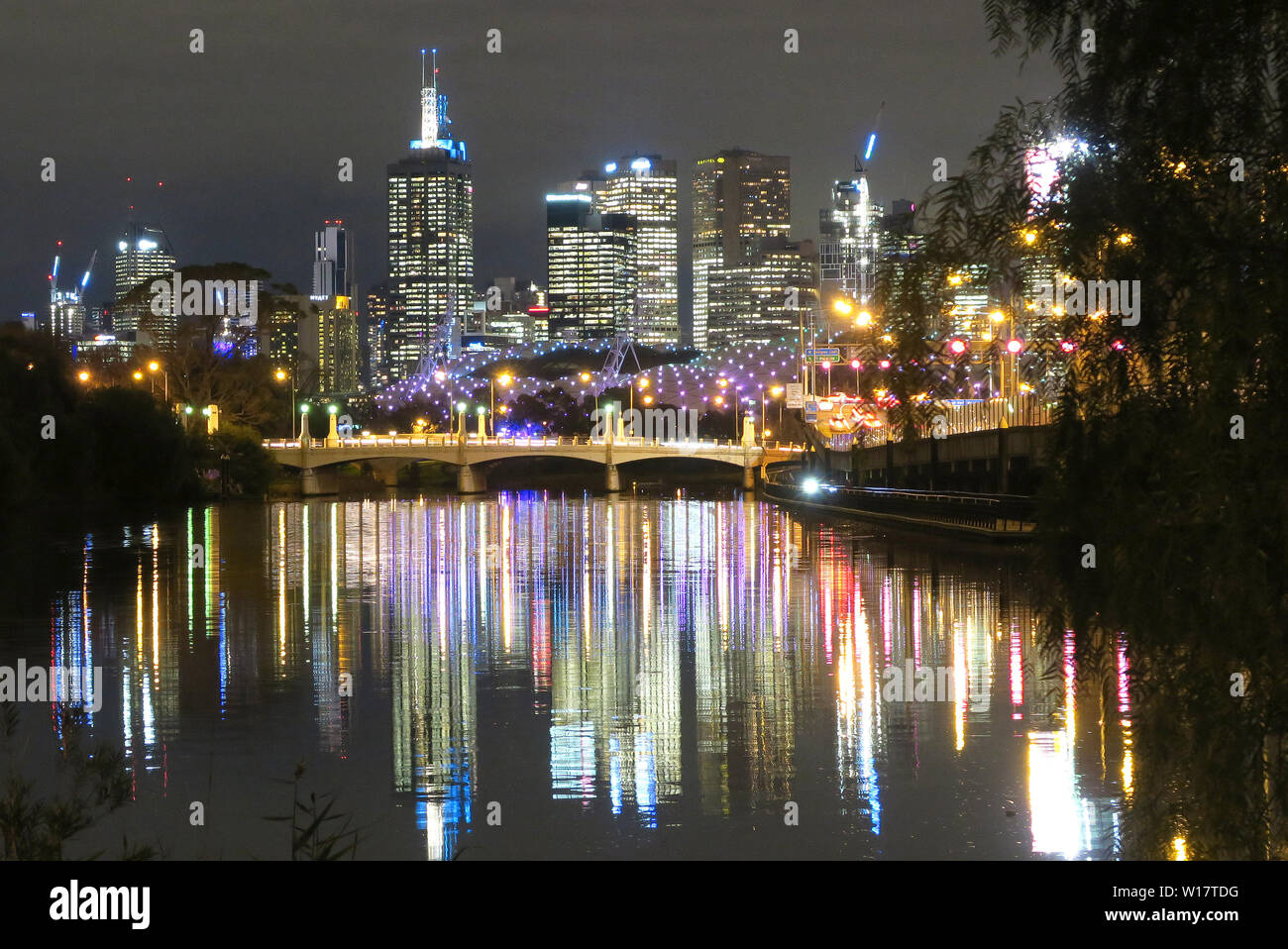 Las luces de la ciudad de Melbourne, Australia reflexiones junto al río Yarra. Foto de stock