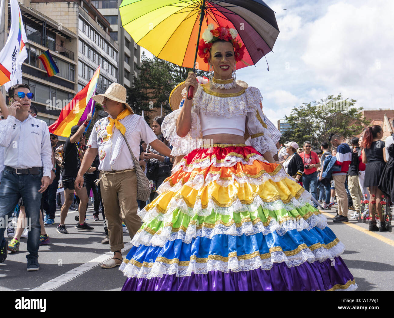 Bogotá, Colombia. Junio 30, 2019 - Una mujer lleva un vestido con los  colores de la bandera del orgullo gay en la ciudad de Bogotá Crédito:  Daniel Garzón Herazo/Zuma alambre/Alamy Live News