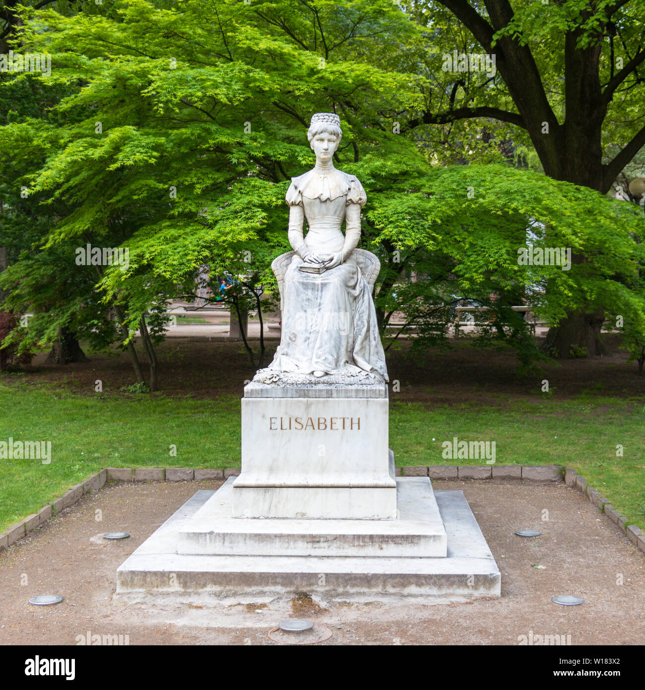 Monumento de la Reina y la Emperatriz Sissi o Sisi, cerca del río Passer en el distrito central de la ciudad de Meran. Provincia de Bolzano, Tirol del Sur, Italia. Europa. Foto de stock