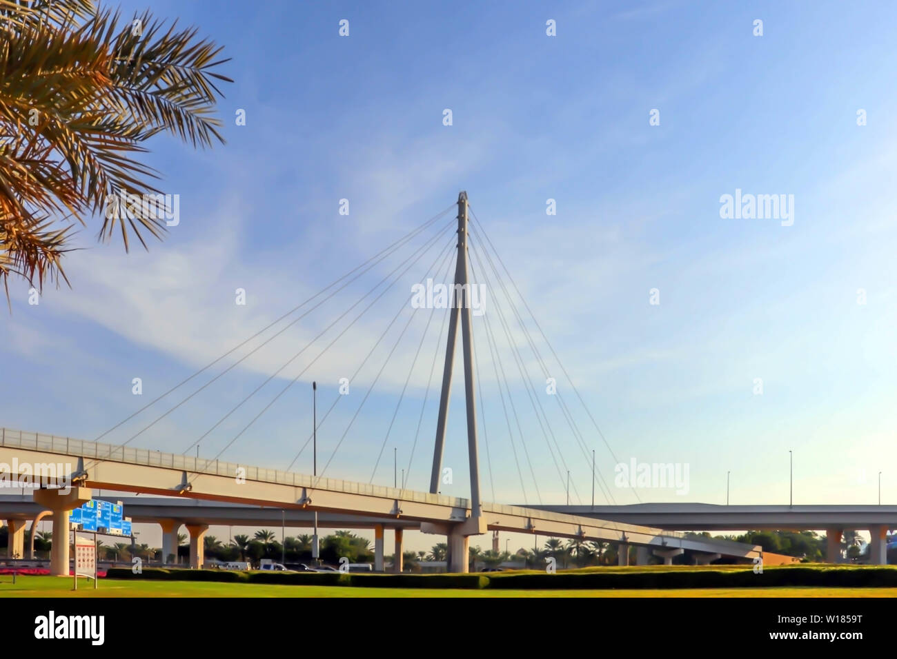Dubai, EAU DE DICIEMBRE 25/2018 puente moderno. Los emiratos árabes unidos. Dubai atardecer de fondo. Foto de stock