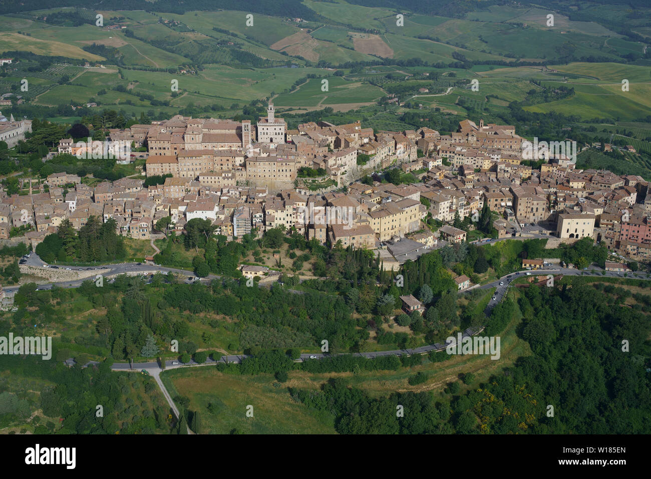 VISTA AÉREA. Ciudad medieval en la cima de una colina que domina las tierras de labranza de Val di Chiana. Montepulciano, Provincia de Siena, Toscana, Italia. Foto de stock