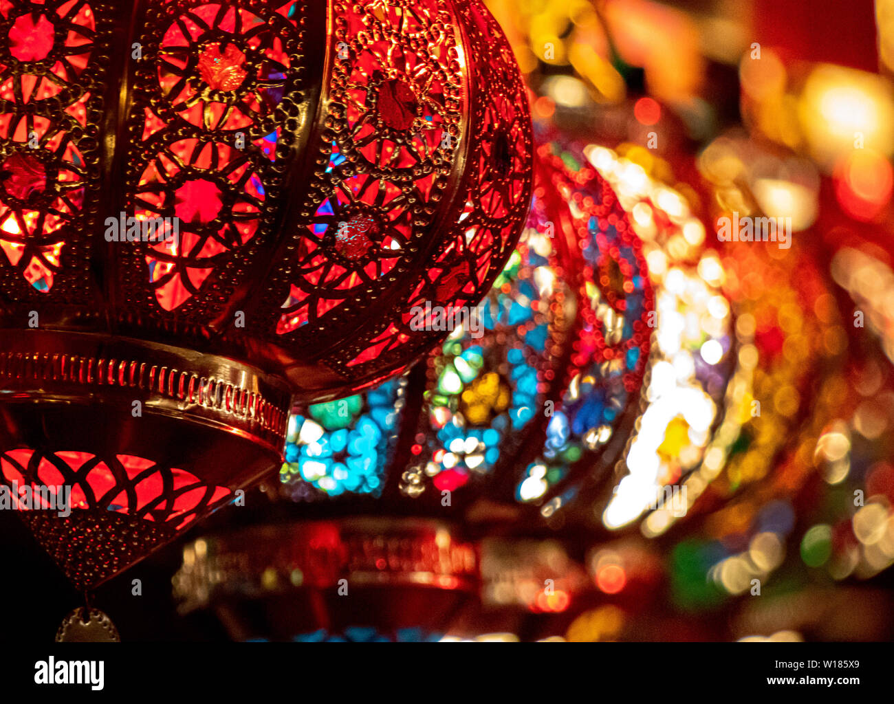 Lámparas de luz orientales, bazar antecedentes viajar Marruecos Foto de stock