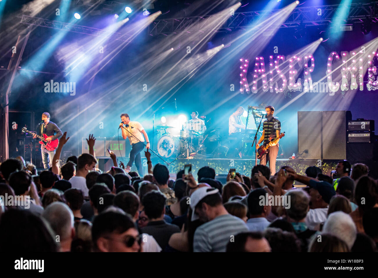 El Kaiser Chiefs band interpretando en vivo en el escenario en el día de las Fuerzas Armadas AFD Salisbury Junio 2019 Foto de stock