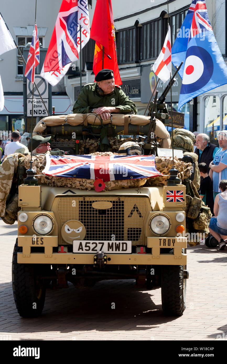 Un antiguo ejército Land Rover en el Desfile del Día de las Fuerzas Armadas, Banbury, Oxfordshire, Inglaterra, Reino Unido. Foto de stock