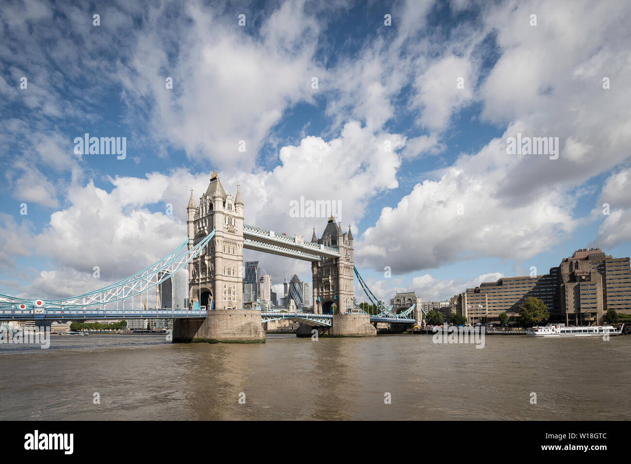 Tower Bridge de Shad Thames Foto de stock