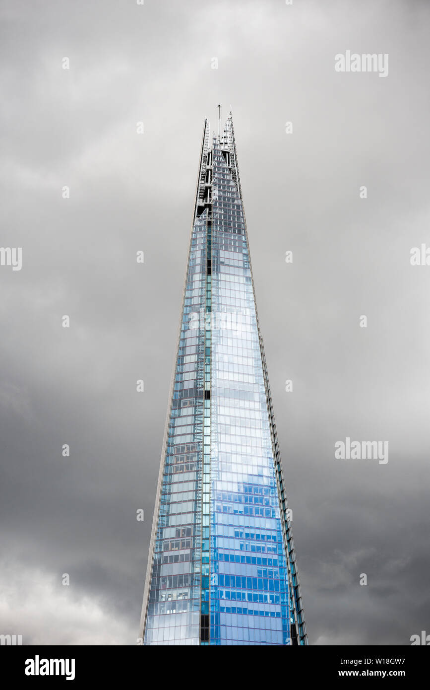 El casco del edificio de vidrio de un día nublado de Londres Foto de stock
