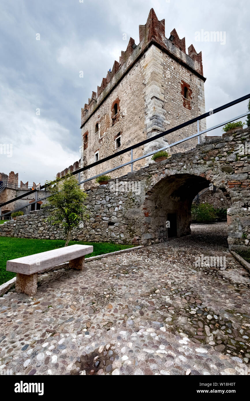 Mantenga el imponente del castillo de Malcesine. La provincia de Verona, Véneto, Italia, Europa. Foto de stock