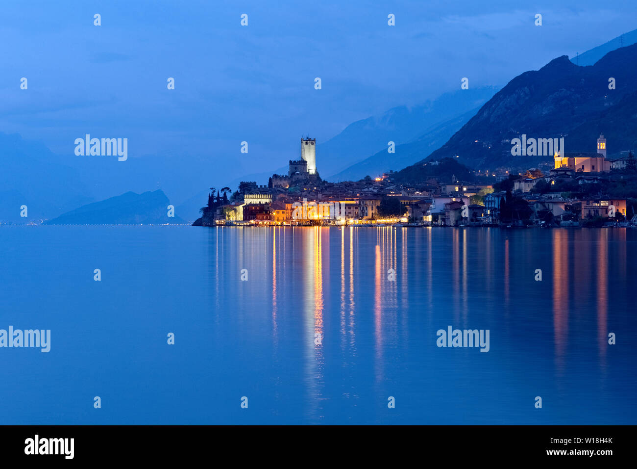 La pintoresca ciudad de Malcesine, en el Lago de Garda. La provincia de Verona, Véneto, Italia, Europa. Foto de stock