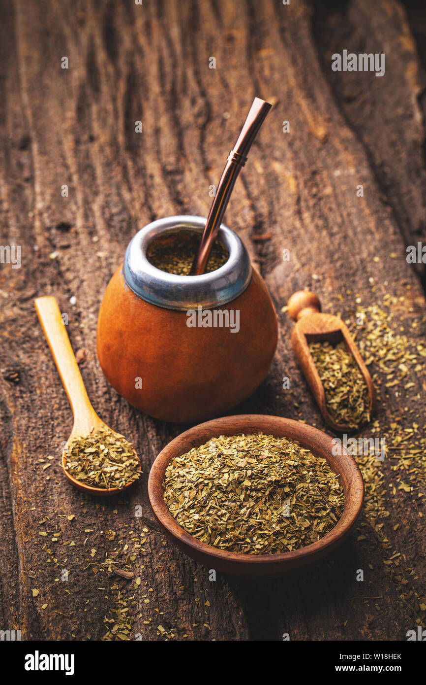 Bebida Argentina tradicional conocido como el té de yerba mate Fotografía  de stock - Alamy