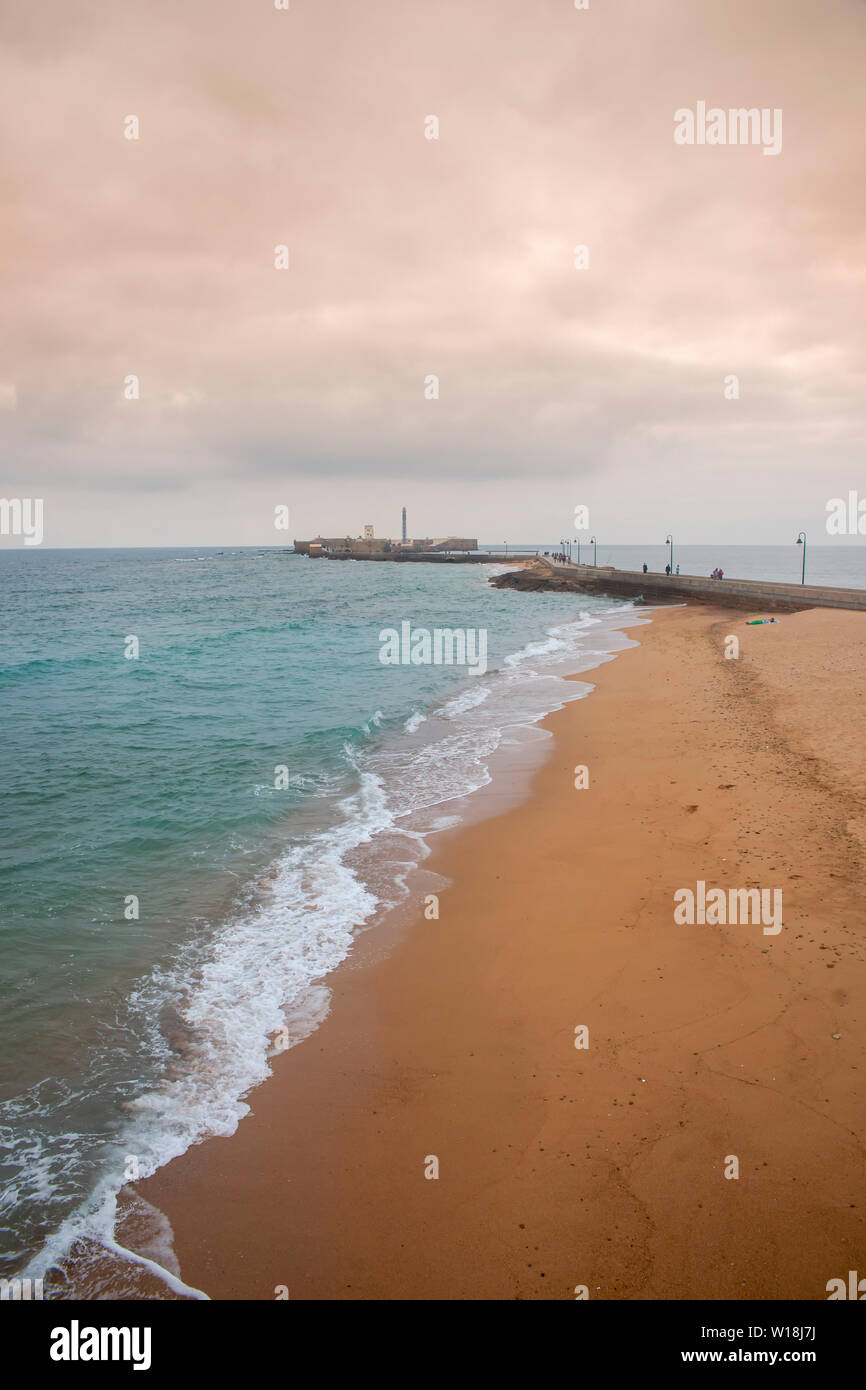 Playa Hermosa en la ciudad de Cádiz, Andalucía Foto de stock