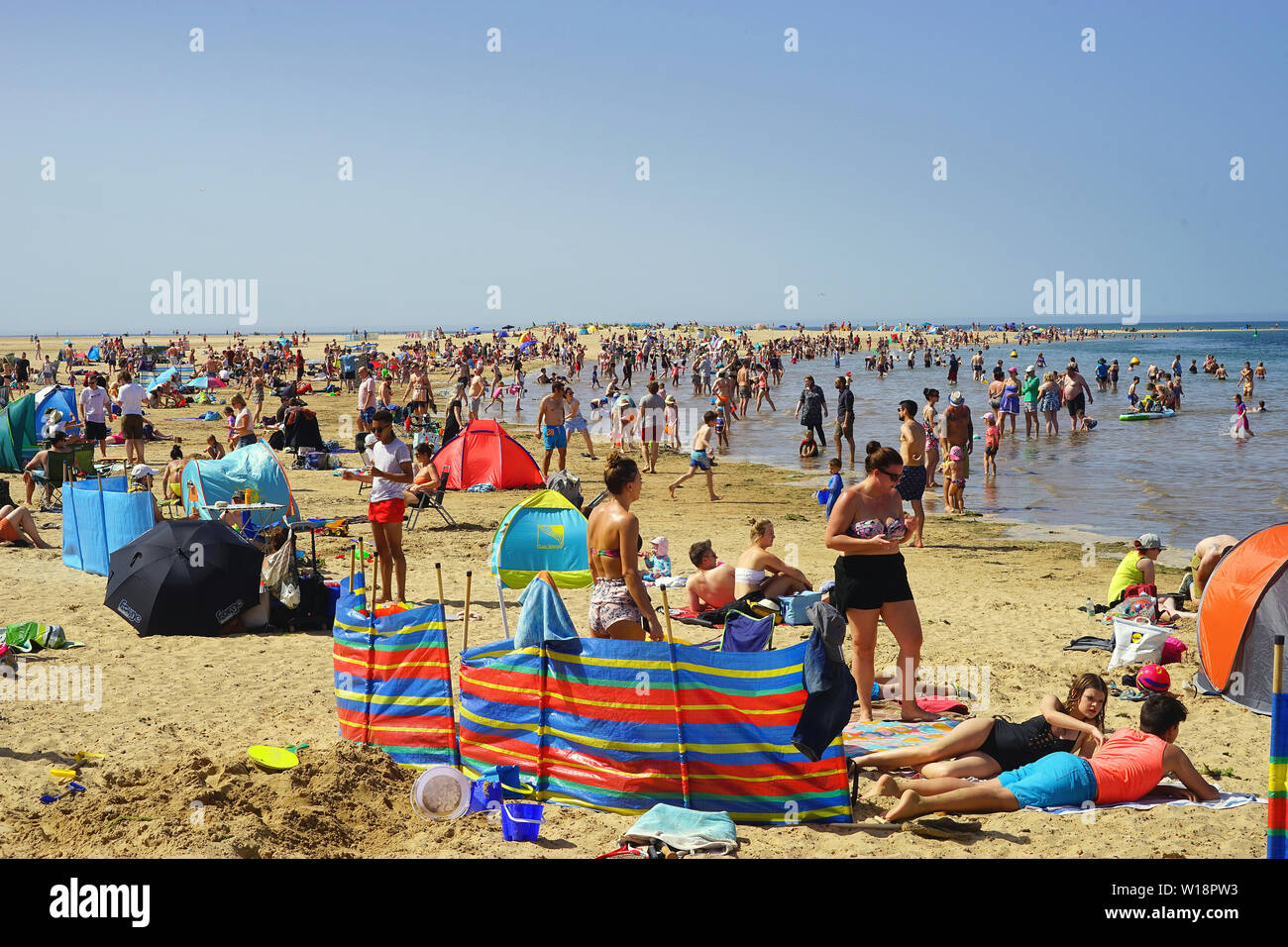Las multitudes en la playa en pozos junto al mar Foto de stock