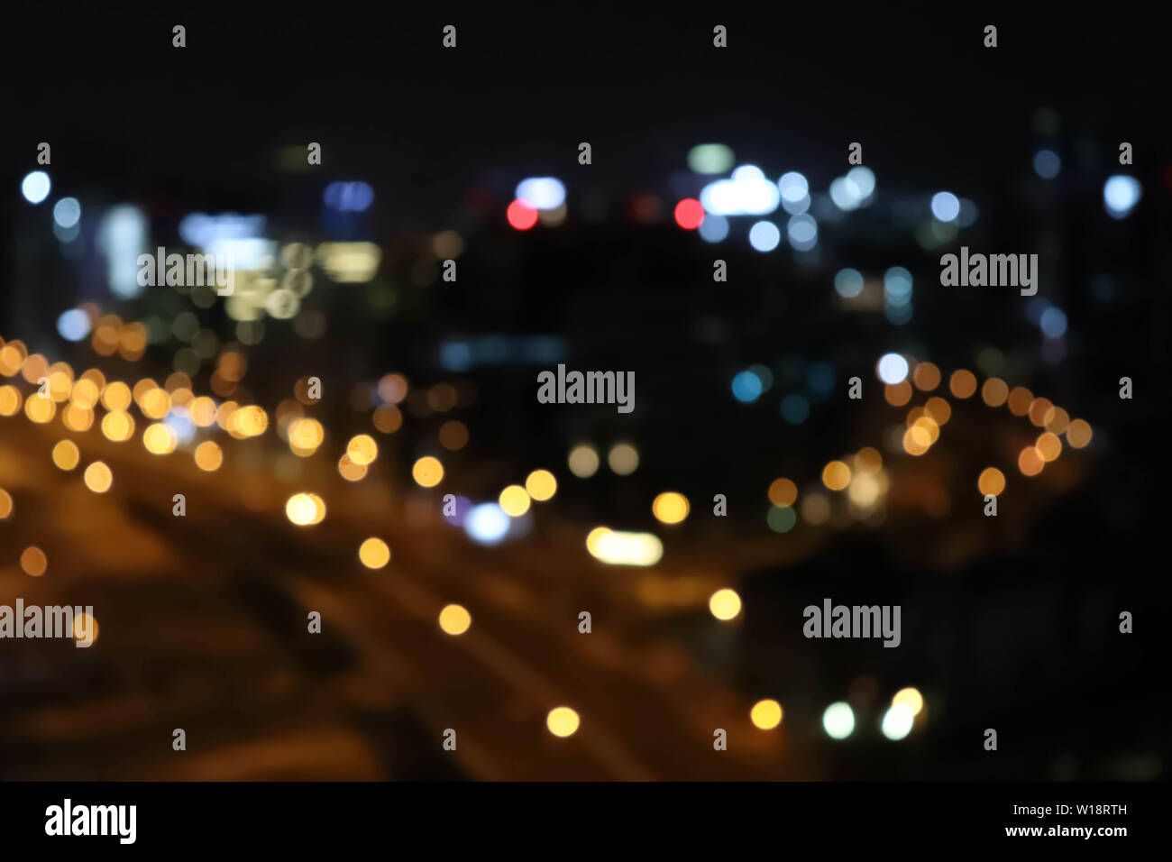 Las luces de la ciudad borrosa bokeh de desenfoque. Ciudad desenfoque bokeh de fondo. Ciudad Negra scape de fondo. Foto de stock